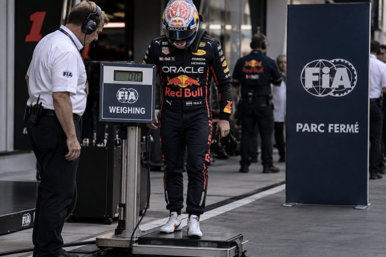 Pilota di Formula 1 durante le procedure di controllo del peso