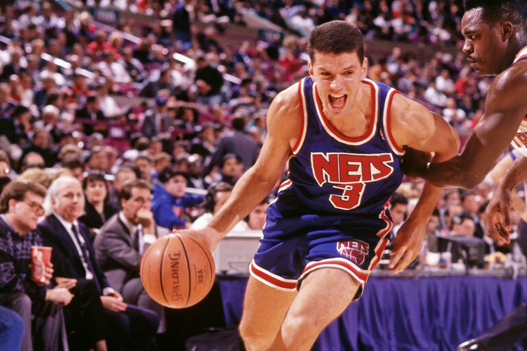 Drazen Petrovic in azione con i New Jersey Nets