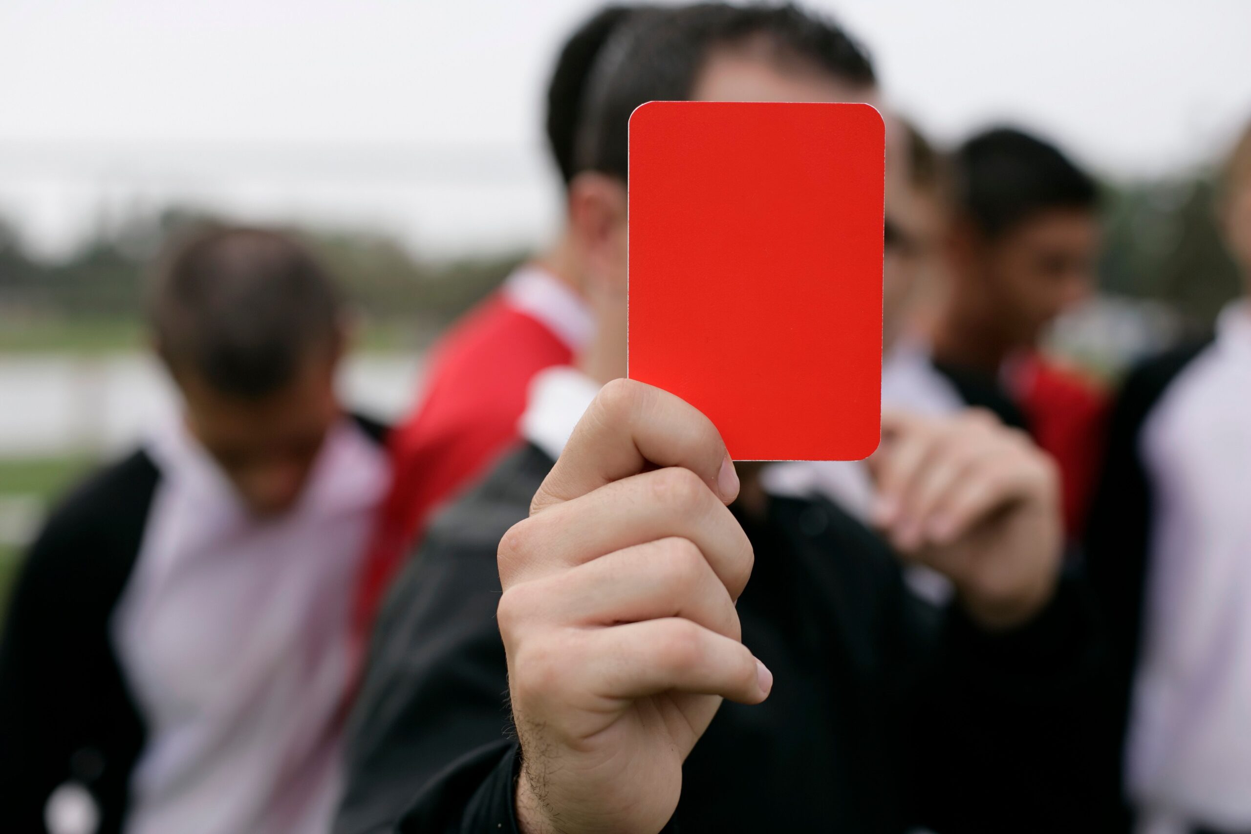 Un semaforo a Londra inventò i cartellini: perché nel calcio ammonizioni ed espulsioni sono gialle e rosse