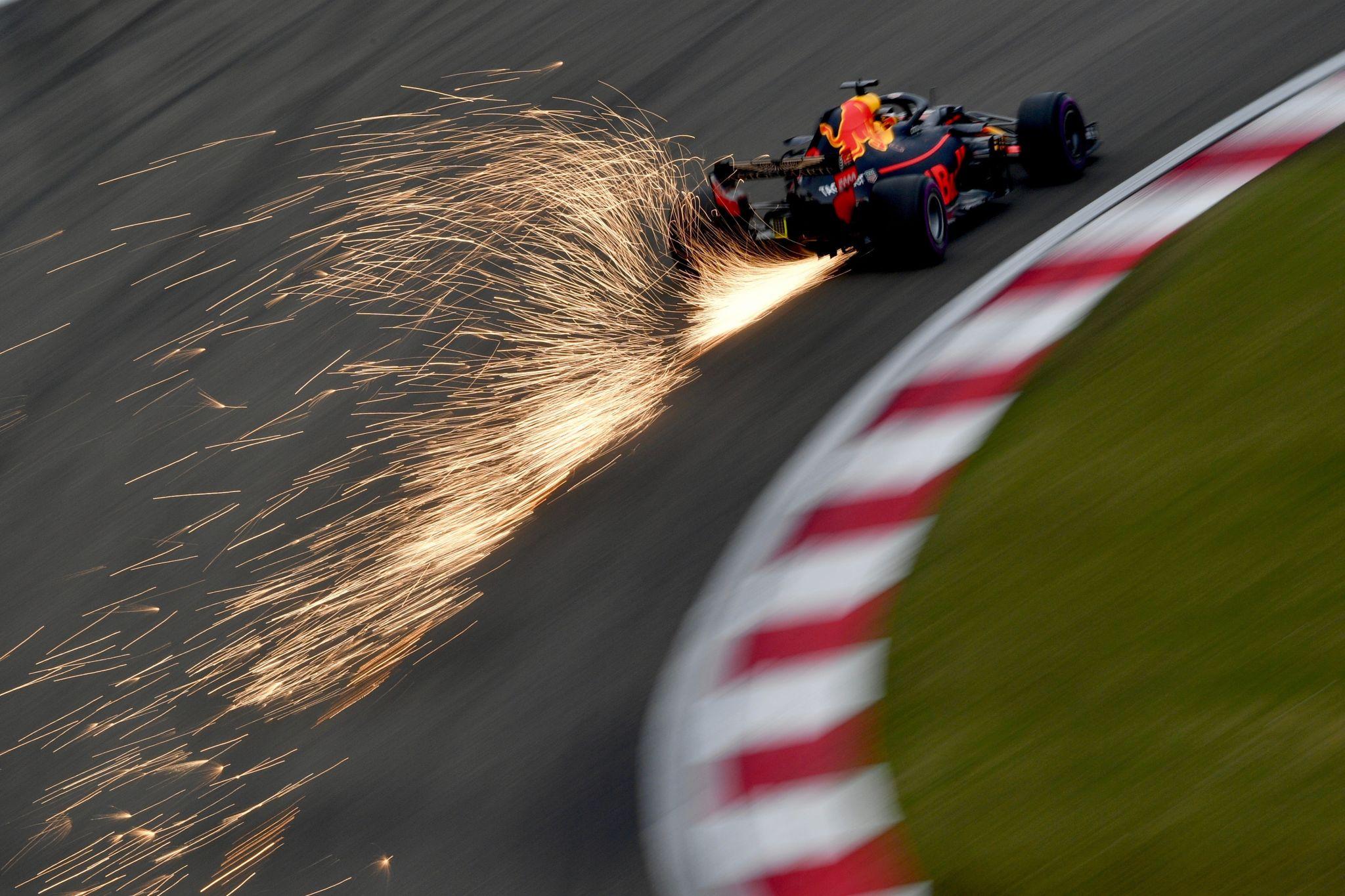 Daniel Ricciardo con la Formula 1 che produce scintille durante il GP di Cina 2018