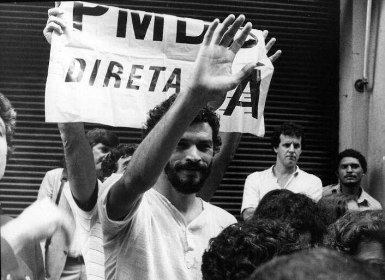 socrates-democracia-corinthiana-diretas-ja